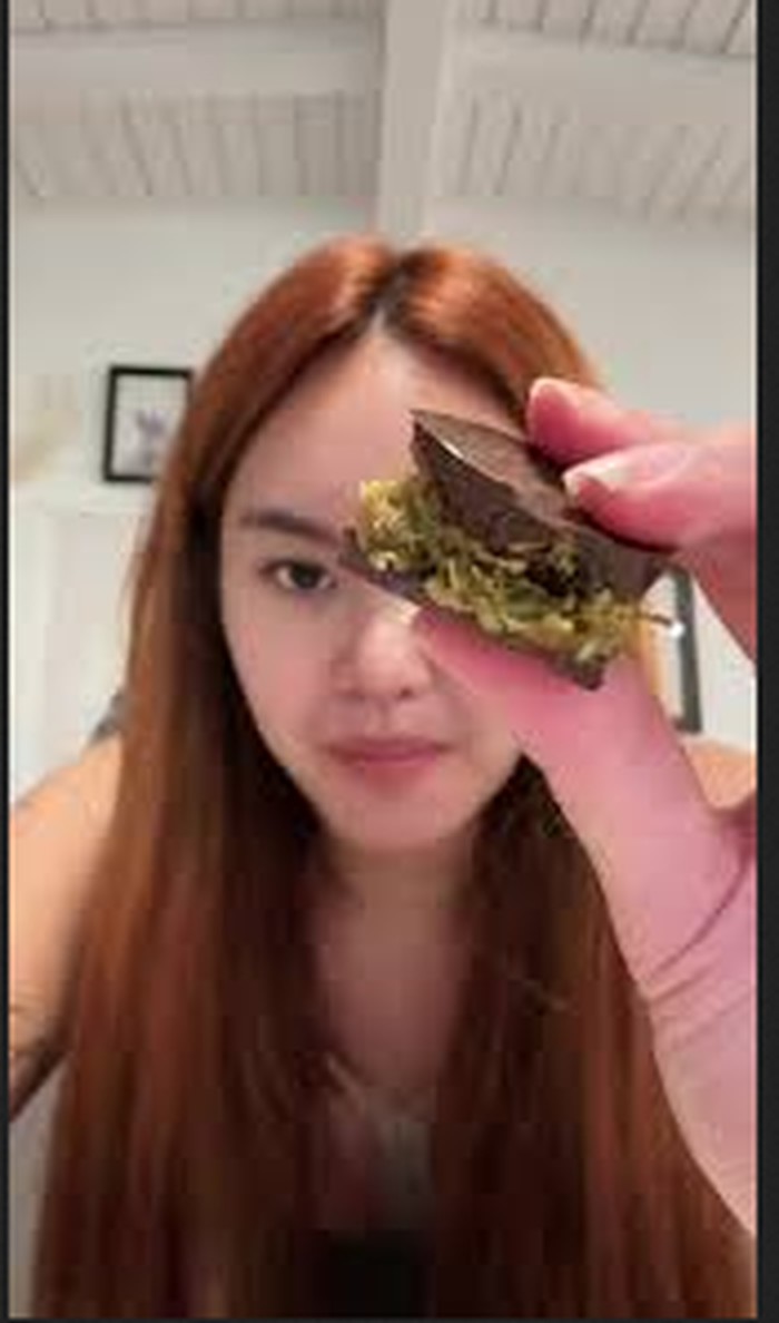 Shafa Harris Makin Cantik, Ini Potretnya Cicip Cokelat Dubai hingga Sandwich