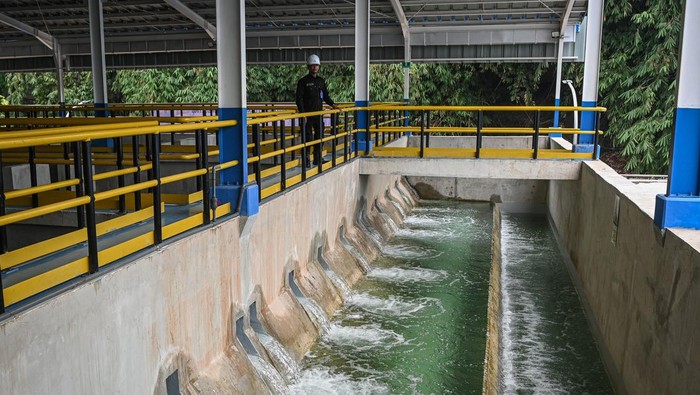 Petugas berjaga di Instalasi Pengolahan Air (IPA) Pesanggrahan di Lebak Bulus, Jakarta, Selasa (9/9/2025). IPA Pesanggrahan mampu menambah suplai air minum sebesar 750 liter per detik dengan sebanyak 75 ribu sambungan baru di 10 kelurahan di tiga kecamatan Jakarta, serta mendukung kebutuhan air di Tangerang Selatan. ANTARA FOTO/Sulthony Hasanuddin/nz