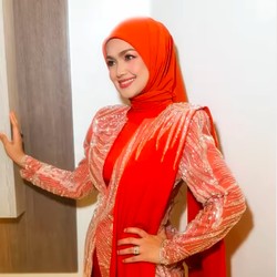 Rayakan Lebaran, Siti Nurhaliza Sibuk Bikin Rendang