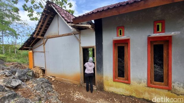 Suasana rumah persembunyian sopir bank pelat merah cabang Wonogiri yang membawa lari mobil berisi uang Rp 10 miliar, Anggun Tyas, di Pejaten, Giriwungu, Panggang, Gunungkidul, Selasa (9/9/2025).