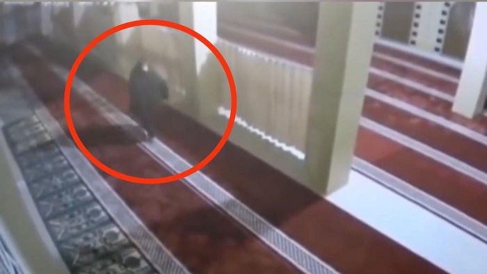 Tangkapan layar rekaman CCTV masjid nyaris dibakar OTK berkerudung di Makassar.