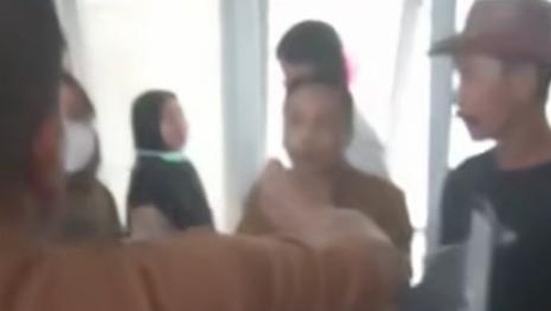 Tangkapan layar video ketika masyarakat mendatangi Puskesmas Montong Betok, Lombok Timur, NTB, Senin (8/9/2025). (Tangkapan layar video Facebook Raden Kemuning)