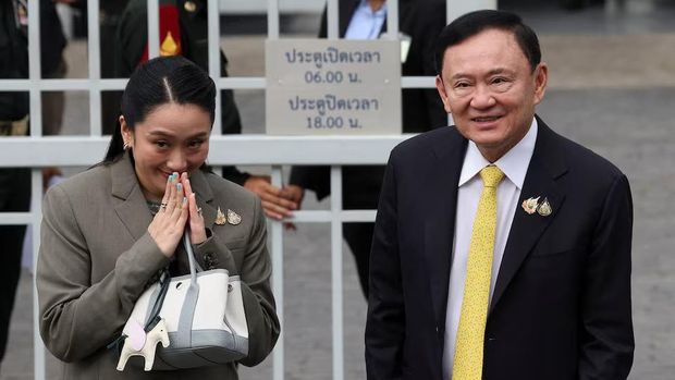 Former Thai Prime Minister Thaksin Shinawatra and former Thai Prime Minister Paetongtarn Shinawatra arrive at the Supreme Court ahead of a verdict on the legality of Thaksin's six-month hospital stay before he was granted a parole, in Bangkok, Thailand, September 9, 2025. REUTERS/Chalinee Thirasupa Purchase Licensing Rights
