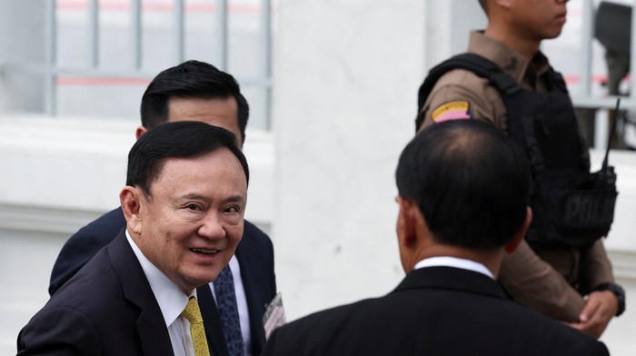 Mantan Perdana Menteri Thailand Thaksin Shinawatra kembali menjadi sorotan publik saat menghadiri sidang di Mahkamah Agung, Bangkok, Selasa (9/9/2025). Sidang tersebut digelar untuk memutuskan legalitas masa inap Thaksin selama enam bulan di sebuah rumah sakit di Bangkok, sebelum dirinya mendapatkan pembebasan bersyarat. REUTERS/Athit Perawongmetha