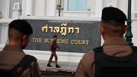 Sejak pagi, aparat kepolisian berjaga ketat di sekitar gedung Mahkamah Agung. Kehadiran Thaksin menarik perhatian awak media dan masyarakat yang menunggu perkembangan kasus yang dinilai sarat muatan politik ini. REUTERS/Athit Perawongmetha