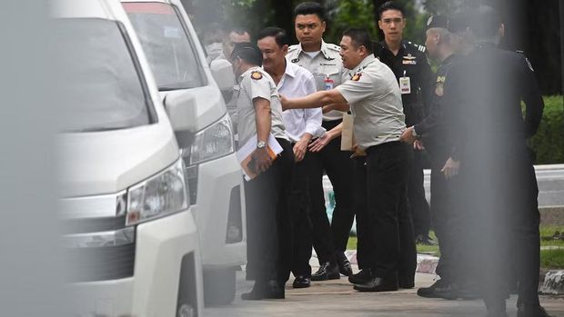 Former Thai Prime Minister Thaksin Shinawatra is escorted by corrections officers after the supreme court ruled to return Thaksin to prison for one year, in the case of his unlawful six-month hospital stay before he was granted parole, in Bangkok, Thailand, September 9, 2025. REUTERS/Panumas Sanguanwong Purchase Licensing Rights