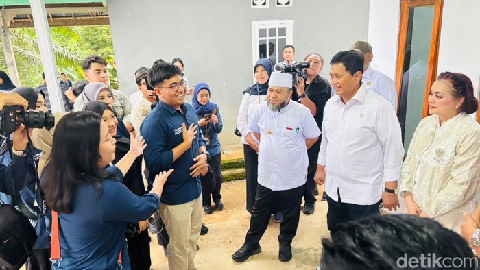 Wakil Menteri (Wamen) Transmigrasi Viva Yoga Muliadi mengunjungi  tim ekspedisi patriot di Bengkulu Utara