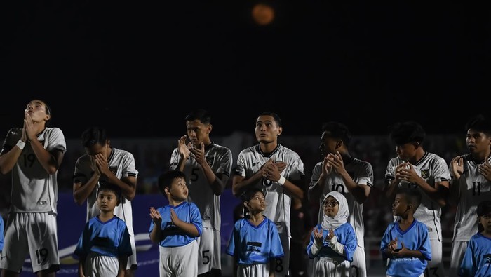 Timnas Indonesia U-23 memanjatkan doa sebelum melawan Timnas Korea Selatan U-23 dalam kualifikasi Grup J Piala Asia U-23 2026 di Stadion Gelora Delta Sidoarjo, Jawa Timur, Selasa (9/9/2025). ANTARA FOTO/Sigid Kurniawan/rwa.