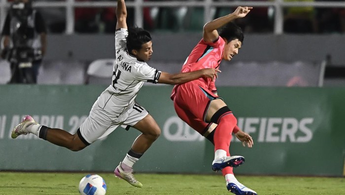 Pesepak bola Timnas Indonesia U-23 Rahmat Arjuna (kiri) berebut bola dengan pesepak bola Timnas Korea Selatan U-23 Choi Seok Hyun (kanan) dalam kualifikasi Grup J Piala Asia U-23 2026 di Stadion Gelora Delta Sidoarjo, Jawa Timur, Selasa (9/9/2025). ANTARA FOTO/Sigid Kurniawan/mrh/rwa.