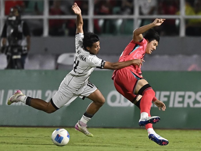 Timnas Indonesia U-23 lawan Korea Selatan Pesepak bola Timnas Indonesia U-23 Rahmat Arjuna (kiri) berebut bola dengan pesepak bola Timnas Korea Selatan U-23 Choi Seok Hyun (kanan) dalam kualifikasi Grup J Piala Asia U-23 2026 di Stadion Gelora Delta Sidoarjo, Jawa Timur, Selasa (9/9/2025). ANTARA FOTO/Sigid Kurniawan/mrh/rwa.