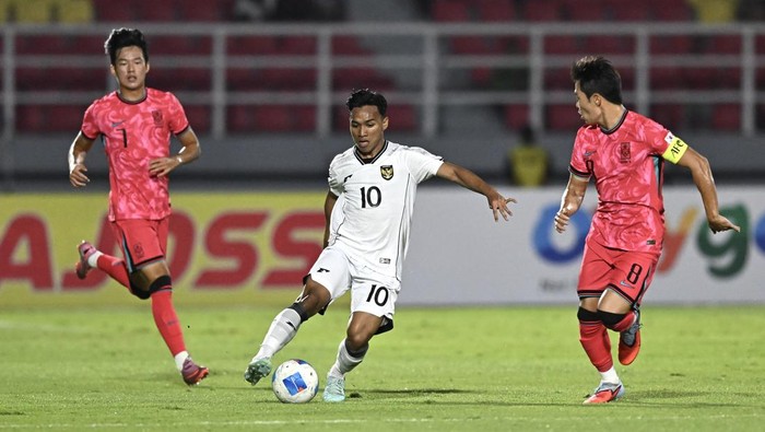 Pesepak bola Timnas Indonesia U-23 Arkhan Fikri (tengah) berusaha melewati hadangan pesepak bola Timnas Korea Selatan U-23 Lee Seungwon (kanan) dalam kualifikasi Grup J Piala Asia U-23 2026 di Stadion Gelora Delta Sidoarjo, Jawa Timur, Selasa (9/9/2025). ANTARA FOTO/Sigid Kurniawan/mrh/rwa.