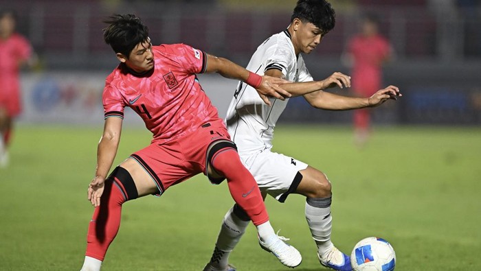 Timnas Indonesia U-23 lawan Korea Selatan Pesepak bola Timnas Indonesia U-23 Hokky Caraka Brilliant (kanan) berebut bola dengan pesepak bola Timnas Korea Selatan U-23 Choi Seok Hyun (kiri) dalam kualifikasi Grup J Piala Asia U-23 2026 di Stadion Gelora Delta Sidoarjo, Jawa Timur, Selasa (9/9/2025). ANTARA FOTO/Sigid Kurniawan/mrh/rwa.