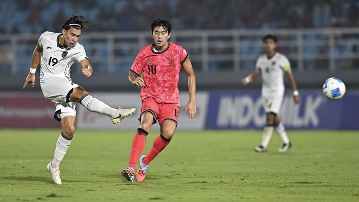 Pesepak bola Timnas Indonesia U-23 Dion Markx (kiri) menendang bola ke arah gawang Timnas Korea Selatan U-23 dalam kualifikasi Grup J Piala Asia U-23 2026 di Stadion Gelora Delta Sidoarjo, Jawa Timur, Selasa (9/9/2025). ANTARA FOTO/Sigid Kurniawan/mrh/rwa.