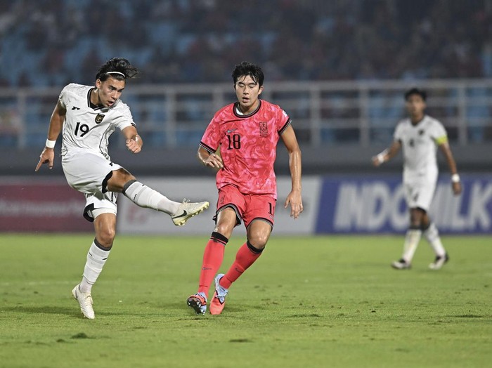 Pesepak bola Timnas Indonesia U-23 Dion Markx (kiri) menendang bola ke arah gawang Timnas Korea Selatan U-23 dalam kualifikasi Grup J Piala Asia U-23 2026 di Stadion Gelora Delta Sidoarjo, Jawa Timur, Selasa (9/9/2025). ANTARA FOTO/Sigid Kurniawan/mrh/rwa.