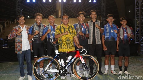 Para pembalap sepeda dari perwakilan 13 negara telah tiba dan mengikuti gala dinner Tour de EnTeTe 2025 di Kupang, NTT, Selasa (9/9/2025). (Foto: Simon Selly/detikBali)