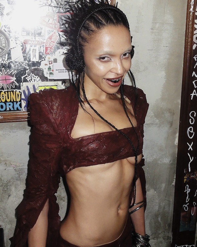 FKA Twigs memilih setelan bandeau dan celana low-waist warna burgundy. Perut terbukanya memberi sentuhan seksi yang menonjol. Foto: dok. Instagram @fkatwigs