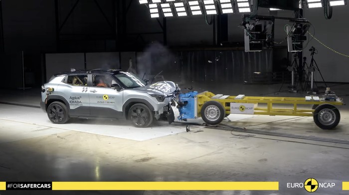 Uji Tabrak Suzuki e Vitara