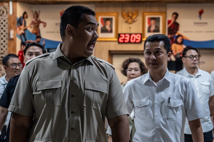 Mantan Menteri Pemuda dan Olahraga Dito Ariotedjo (kiri) didampingi Wamenpora Taufik Hidayat (kanan) melambaikan tangan saat berjalan keluar dari Kantor Kementerian Pemuda dan Olahraga (Kemenpora) di Jakarta, Senin (8/9/2025). Dito Ariotedjo mendatangi Kantor Kemenpora untuk mengambil barang pribadi dan bertemu dengan sejumlah pejabat kementerian usai diberhentikan dari jabatan Menpora oleh Presiden Prabowo Subianto. ANTARA FOTO/Bayu Pratama S