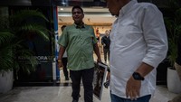 Staf Kemenpora membawa barang pribadi mantan Menteri Pemuda dan Olahraga Dito Ariotedjo dari Kantor Kementerian Pemuda dan Olahraga (Kemenpora) di Jakarta, Senin (8/9/2025). ANTARA FOTO/Bayu Pratama S