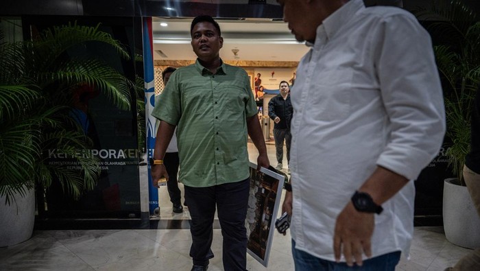 Usai Lengser, Dito Ariotedjo Angkut Barang Pribadi dari Kemenpora Mantan Menteri Pemuda dan Olahraga Dito Ariotedjo (kiri) didampingi Wamenpora Taufik Hidayat (kanan) melambaikan tangan saat berjalan keluar dari Kantor Kementerian Pemuda dan Olahraga (Kemenpora) di Jakarta, Senin (8/9/2025). Dito Ariotedjo mendatangi Kantor Kemenpora untuk mengambil barang pribadi dan bertemu dengan sejumlah pejabat kementerian usai diberhentikan dari jabatan Menpora oleh Presiden Prabowo Subianto. ANTARA FOTO/Bayu Pratama S