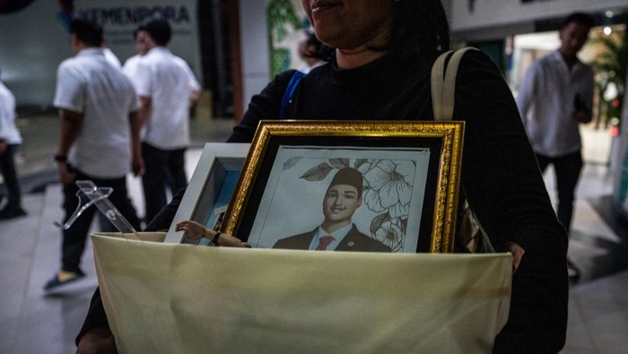 Mantan Menteri Pemuda dan Olahraga Dito Ariotedjo (kiri) didampingi Wamenpora Taufik Hidayat (kanan) melambaikan tangan saat berjalan keluar dari Kantor Kementerian Pemuda dan Olahraga (Kemenpora) di Jakarta, Senin (8/9/2025). Dito Ariotedjo mendatangi Kantor Kemenpora untuk mengambil barang pribadi dan bertemu dengan sejumlah pejabat kementerian usai diberhentikan dari jabatan Menpora oleh Presiden Prabowo Subianto. ANTARA FOTO/Bayu Pratama S