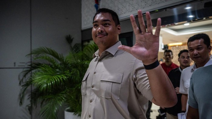 Mantan Menteri Pemuda dan Olahraga Dito Ariotedjo (kiri) didampingi Wamenpora Taufik Hidayat (kanan) melambaikan tangan saat berjalan keluar dari Kantor Kementerian Pemuda dan Olahraga (Kemenpora) di Jakarta, Senin (8/9/2025). Dito Ariotedjo mendatangi Kantor Kemenpora untuk mengambil barang pribadi dan bertemu dengan sejumlah pejabat kementerian usai diberhentikan dari jabatan Menpora oleh Presiden Prabowo Subianto. ANTARA FOTO/Bayu Pratama S