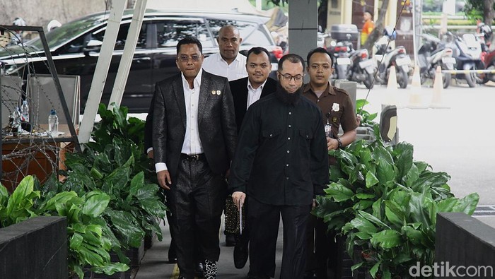 Ustaz Khalid Basalamah didampingi tim penasehat hukum tiba di gedung Merah Putih KPK, Jakarta, Selasa (9/9/2025).  Ia dipanggil sebagai saksi dalam kasus dugaan korupsi kuota haji 2024. Seperti diketahui, Ustaz Khalid Basalamah memiliki agen travel yang bernama Uhud Tour (PT Zahra Oto Mandiri). KPK butuh keterangan beliau untuk mengungkap kasus dugaan korupsi haji.