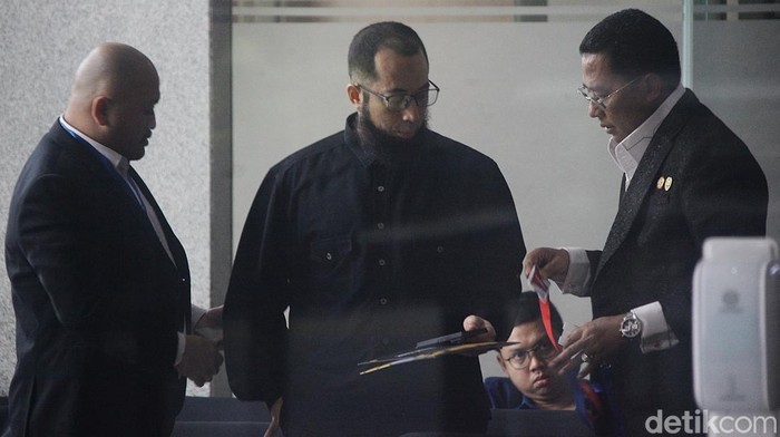 Ustaz Khalid Basalamah didampingi tim penasehat hukum tiba di gedung Merah Putih KPK, Jakarta, Selasa (9/9/2025).  Ia dipanggil sebagai saksi dalam kasus dugaan korupsi kuota haji 2024. Seperti diketahui, Ustaz Khalid Basalamah memiliki agen travel yang bernama Uhud Tour (PT Zahra Oto Mandiri). KPK butuh keterangan beliau untuk mengungkap kasus dugaan korupsi haji.