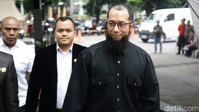Ustaz Khalid Basalamah didampingi tim penasehat hukum tiba di gedung Merah Putih KPK, Jakarta, Selasa (9/9/2025).  Ia dipanggil sebagai saksi dalam kasus dugaan korupsi kuota haji 2024. Seperti diketahui, Ustaz Khalid Basalamah memiliki agen travel yang bernama Uhud Tour (PT Zahra Oto Mandiri). KPK butuh keterangan beliau untuk mengungkap kasus dugaan korupsi haji.