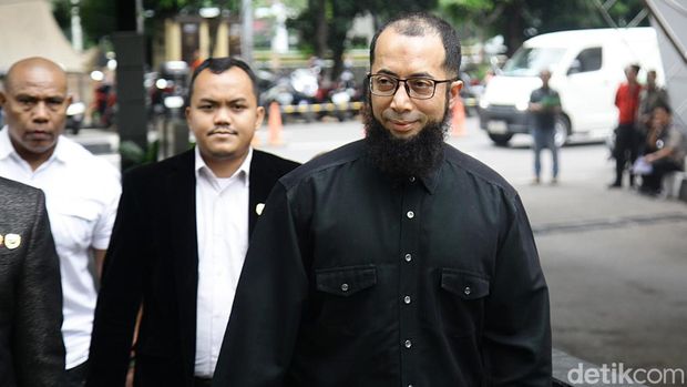 Ustaz Khalid Basalamah didampingi tim penasehat hukum tiba di gedung Merah Putih KPK, Jakarta, Selasa (9/9/2025).  Ia dipanggil sebagai saksi dalam kasus dugaan korupsi kuota haji 2024. Seperti diketahui, Ustaz Khalid Basalamah memiliki agen travel yang bernama Uhud Tour (PT Zahra Oto Mandiri). KPK butuh keterangan beliau untuk mengungkap kasus dugaan korupsi haji.