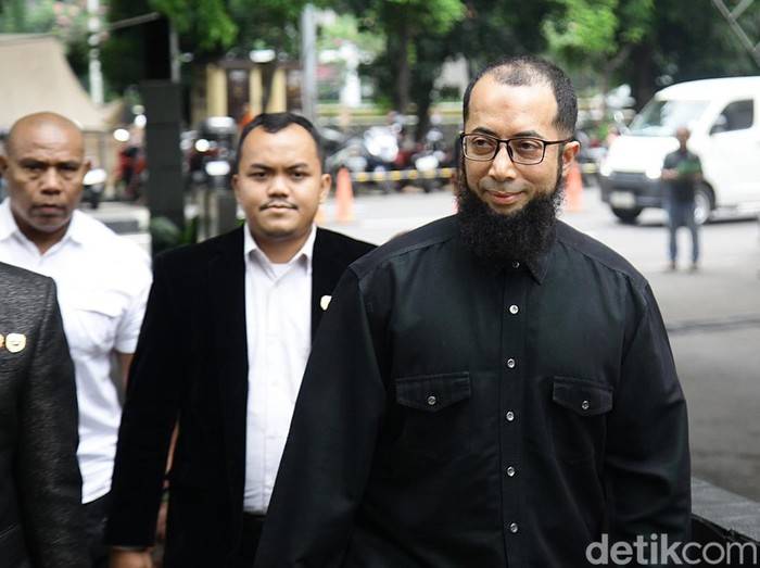 Ustaz Khalid Basalamah didampingi tim penasehat hukum tiba di gedung Merah Putih KPK, Jakarta, Selasa (9/9/2025).  Ia dipanggil sebagai saksi dalam kasus dugaan korupsi kuota haji 2024. Seperti diketahui, Ustaz Khalid Basalamah memiliki agen travel yang bernama Uhud Tour (PT Zahra Oto Mandiri). KPK butuh keterangan beliau untuk mengungkap kasus dugaan korupsi haji.