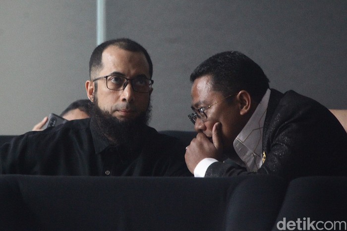 Ustaz Khalid Basalamah didampingi tim penasehat hukum tiba di gedung Merah Putih KPK, Jakarta, Selasa (9/9/2025).  Ia dipanggil sebagai saksi dalam kasus dugaan korupsi kuota haji 2024. Seperti diketahui, Ustaz Khalid Basalamah memiliki agen travel yang bernama Uhud Tour (PT Zahra Oto Mandiri). KPK butuh keterangan beliau untuk mengungkap kasus dugaan korupsi haji.
