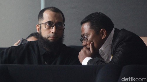 Ustaz Khalid Basalamah didampingi tim penasehat hukum tiba di gedung Merah Putih KPK, Jakarta, Selasa (9/9/2025).  Ia dipanggil sebagai saksi dalam kasus dugaan korupsi kuota haji 2024. Seperti diketahui, Ustaz Khalid Basalamah memiliki agen travel yang bernama Uhud Tour (PT Zahra Oto Mandiri). KPK butuh keterangan beliau untuk mengungkap kasus dugaan korupsi haji.
