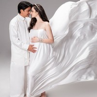 Tampil simpel, keduanya memilih konsep serba putih. Billy mengenakan kemeja lengan panjang dipadukan celana bahan berwarna putih. Sementara Vika tampil dengan dress strapless yang memiliki bagian belakang panjang. Foto: Instagram/@vika.kolesnaya