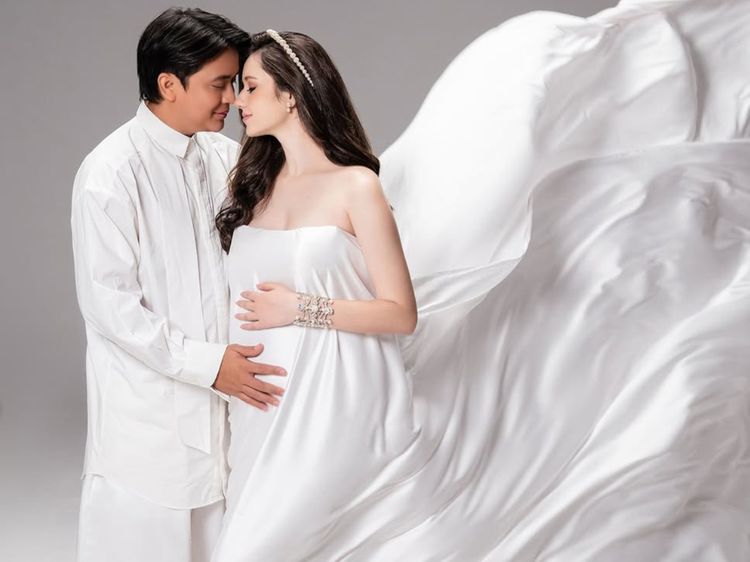 7 Foto Maternity Vika Kolesnaya Istri Billy Syahputra, Tampil Serba Putih