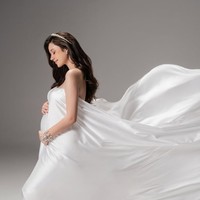 Pancarkan aura bumil, banyak netizen yang turut memuji kecantikan model asal Belarusia itu. Masyaallah bidadari nya @bilsky16 , komentar salah seorang netizen. Cantiknya sehat selalu debay & bumil, tambah netizen lain. Foto: Instagram/@vika.kolesnaya