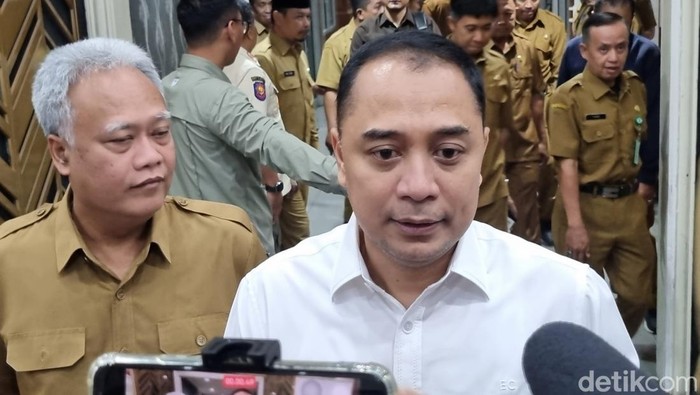 Wali Kota Surabaya Eri Cahyadi saat melakukan sidak pungli.