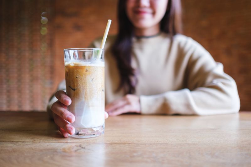 Wanita Minum Es Kopi Susu