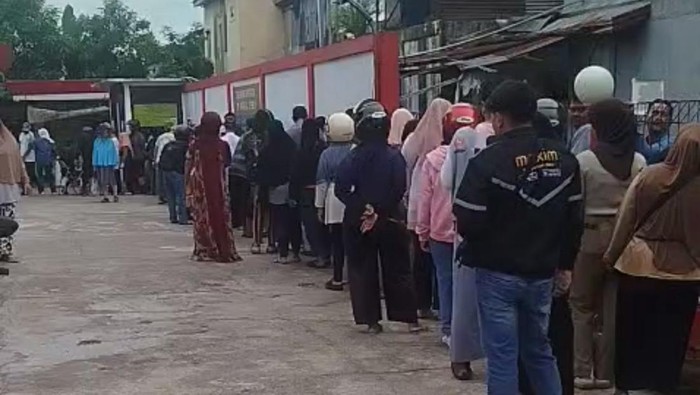 Warga di Pontianak Antre Gas Elpiji 3 Kg