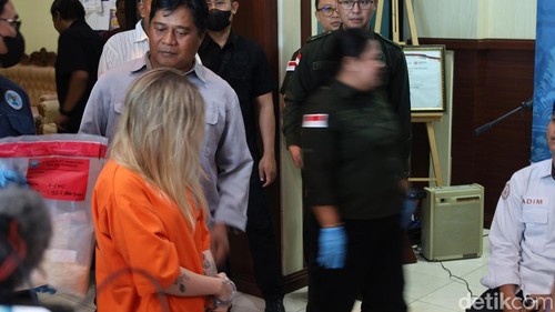 Warga negara Ukraina bernama Kateryna Vakarova yang kedapatan membawa narkotika jenis blue safir dihadirkan saat konferensu pers di kantor BNNP Bali, Rabu (9/9/2025). (Foto: Aryo Mahendro/detikBali)