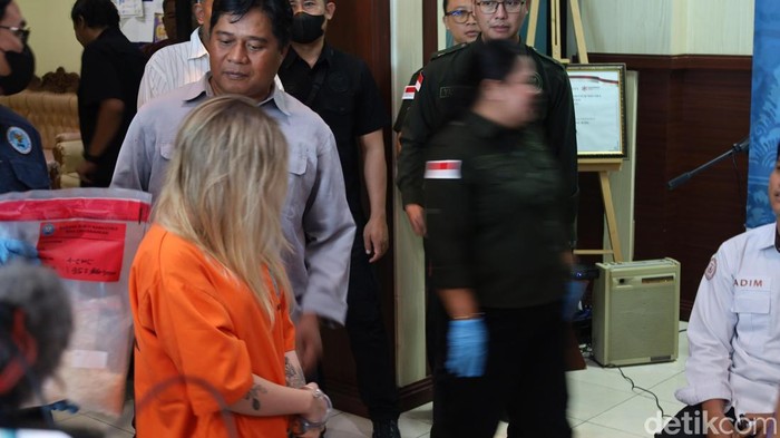 Warga negara Ukraina bernama Kateryna Vakarova yang kedapatan membawa narkotika jenis blue safir dihadirkan saat konferensu pers di kantor BNNP Bali, Rabu (9/9/2025). (Foto: Aryo Mahendro/detikBali)