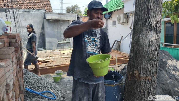 Warga Sidoarjo keluhkan air sumur yang keruh dan bau diduga tercemar limbah pabrik gula. Warga Sidoarjo keluhkan air sumur yang keruh dan bau diduga tercemar limbah pabrik gula.