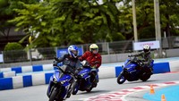 Kemudian untuk fiturnya ada soket pengisian daya ponsel, sistem nirkunci pintar, panel instrumen digital dan sistem konektivitas Y-Connect yang membuat kendaraan bisa terhubung dengan ponsel pintar atau smartphone. Foto: Doc. Greatbiker.