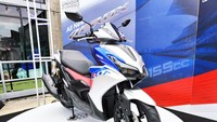 Yamaha Aerox terbaru menggunakan frame atau rangka anyar dengan struktur center tunnel yang diklaim lebih stabil. Kemudian dari segi aerodinamika, pabrikan melakukan revisi di bagian fairing atau sayap yang lebih tajam.  Foto: Doc. Greatbiker.