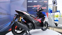 Di Thailand, Yamaha Aerox terbaru hadir dalam tiga varian warna, yakni vivid black, silver star dan racing blue. Sementara harganya 85.900 baht atau Rp 44 jutaan. Nominal tersebut sudah termasuk garansi 5 tahun atau 50 ribu km. Foto: Doc. Greatbiker.