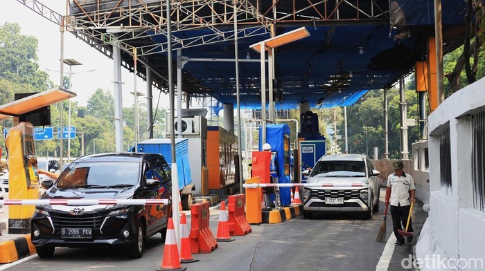 Petugas tetap melayani pembayaran pengendara mobil di Gerbang Tol (GT) Pejompongan, Jakarta, Rabu (10/9/2025).