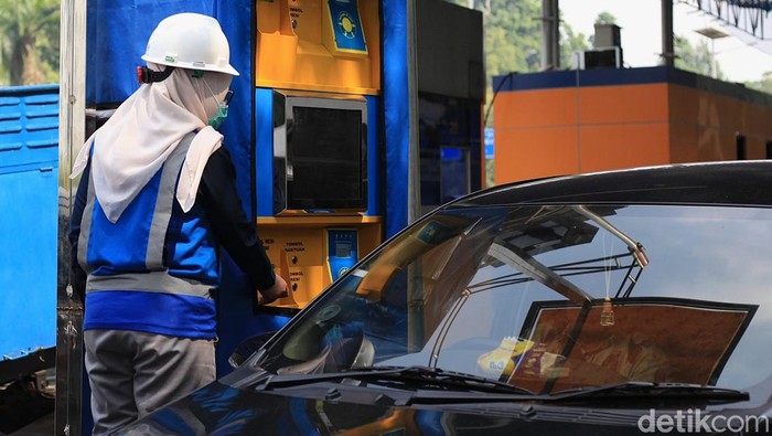 Petugas tetap melayani pembayaran pengendara mobil di Gerbang Tol (GT) Pejompongan, Jakarta, Rabu (10/9/2025).