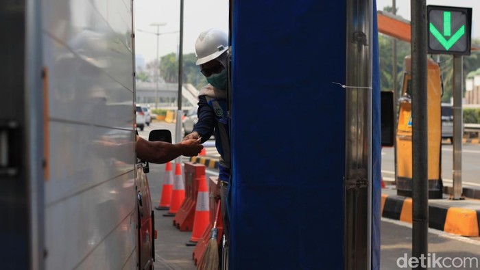7 Gerbang Tol Dalam Kota Sudah Kembali Beroperasi Petugas tetap melayani pembayaran pengendara mobil di Gerbang Tol (GT) Pejompongan, Jakarta, Rabu (10/9/2025).