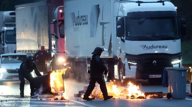 Aksi unjuk rasa gerakan protes akar rumput di bundaran Pres d'Arenes, Montpellier, Prancis, Rabu (10/9/2025).   (REUTERS/Stephane Mahe)
