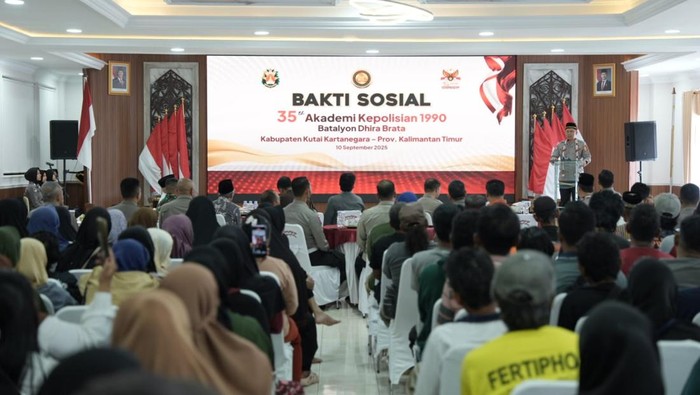 Alumni Akpol 1990 Batalyon Dhira Brata melakukan bakti sosial dengan membagikan 1.500 paket bantuan sembako di Kutai Kaltim.